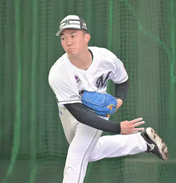 【ロッテ】ドラ１右腕の石垣元気は「７０点くらいかな。楽しく投げ終われたので良かった」　１５球のブルペンデビュー果たす