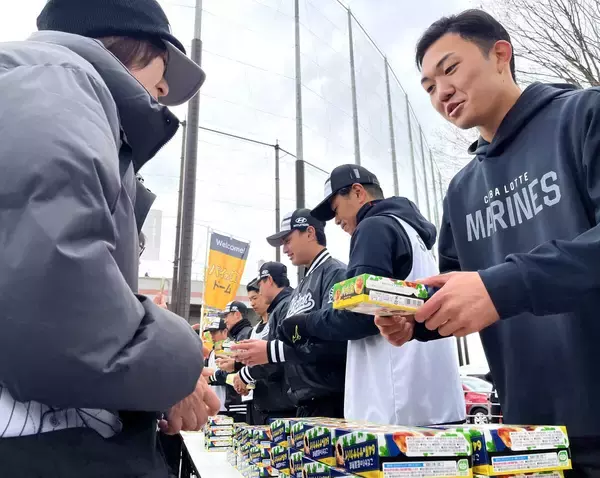 【ロッテ】ドラ１・石垣元気ら新人４選手から「パイの実」手渡しのファンサービス　カモメ党も笑顔