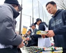 【ロッテ】ドラ１・石垣元気ら新人４選手から「パイの実」手渡しのファンサービス　カモメ党も笑顔