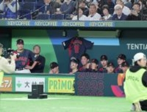 ダルビッシュ有のユニホームが侍ジャパンのベンチに！　巨人・大勢は“ダルユニ”に一礼…宮崎合宿でアドバイザー
