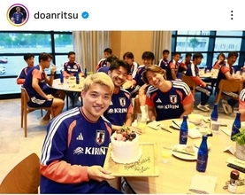堂安律が２８歳バースデー！ケーキ運んできたＤＦをイジる「人の誕生日祝う時どこにでもいるな！」