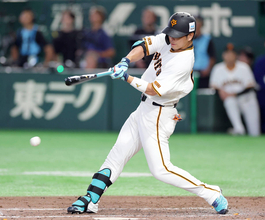 【球宴】巨人・坂本勇人の代打に大城卓三！　二ゴロに倒れるも笑顔