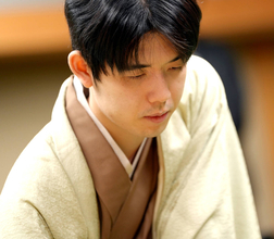 藤井聡太竜王、６連覇へ好発進「最後の最後まで見通しが立たない局面」服部慎一郎七段は「ポッキリ」