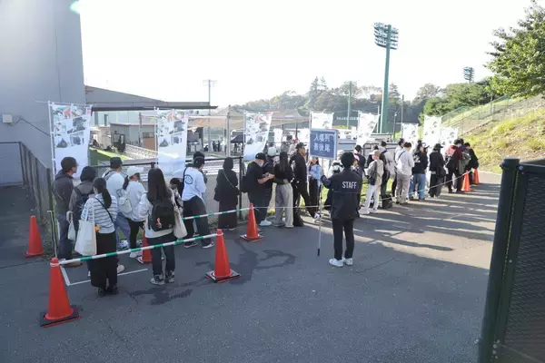 【巨人】ゴジラフィーバー加速！　松井秀喜監督一目見ようとジャイアンツ球場開場前に「倍増」１００人行列…秋季キャンプ２日目