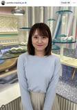 「テレ朝アナ、きれいめブルーニットで冬の着こなす三山賀子アナ「この可愛いさ、世界一」「めちゃめちゃお似合い」」の画像1