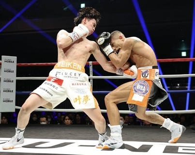 高見亨介がプロ初黒星で王座統一に失敗　難敵サンティアゴに僅差の１ー２判定負け