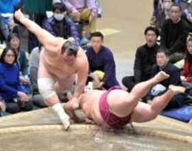 友風が４勝目　２日連続の物言いも「今日は残った感触がありました。背中の感覚でわかりました」