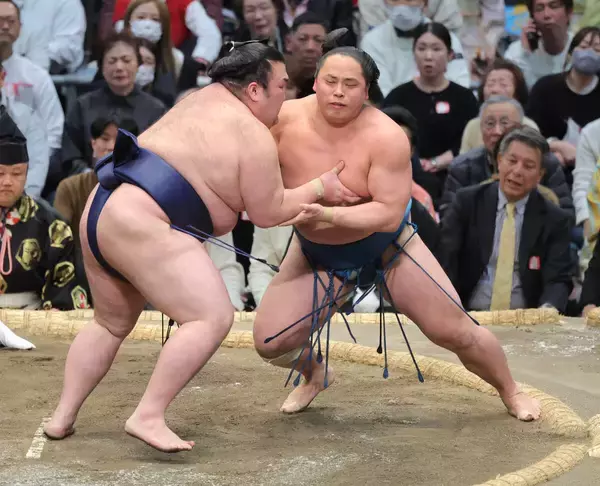 豪ノ山が勝ち越し１敗で首位守る　ご当地場所で琴栄峰に勝利