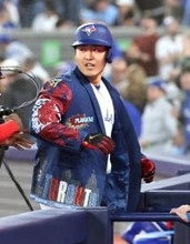 岡本和真、技術だけでなく気配りと真摯な姿勢がチームに化学反応　主砲・ゲレロ「本当にいいやつ」