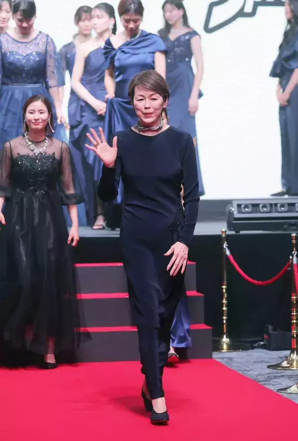 スタイリッシュに登場　ＳＡＧＡ久光の中田久美監督「選手に見せたかった景色」１０季ぶり指揮でＣＳ初制覇…ＳＶリーグ表彰式