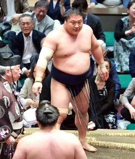 若隆景、霧島との首位対決に敗れ１差に後退「また明日、自分らしい相撲を」