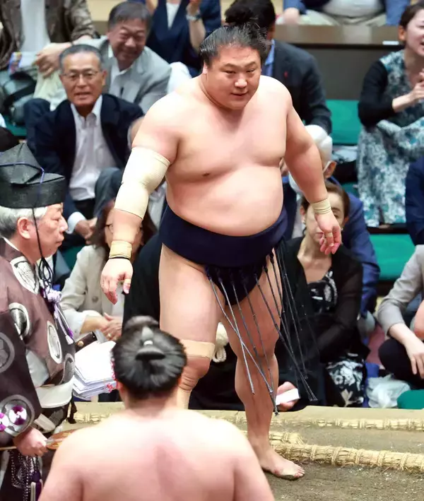 若隆景、霧島との首位対決に敗れ１差に後退「また明日、自分らしい相撲を」