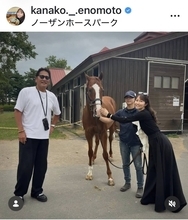元タレント榎本加奈子さん「シュヴァルグランに会ってきました」夫・佐々木主浩さんとともにＧ１馬と再会　「馬よりデカい佐々木さん」と話題