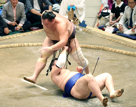 元大関・朝乃山が３勝目「当たって前に出る相撲がはまった」