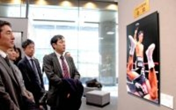 報知新聞社・朝田秀司カメラマンが金賞受賞した「一撃」など展示…報道展開幕