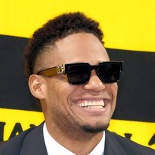 【阪神】“魔球使い”の新助っ人が入団会見、ド派手サングラスでクールに登場「オハヨウゴザイマス」