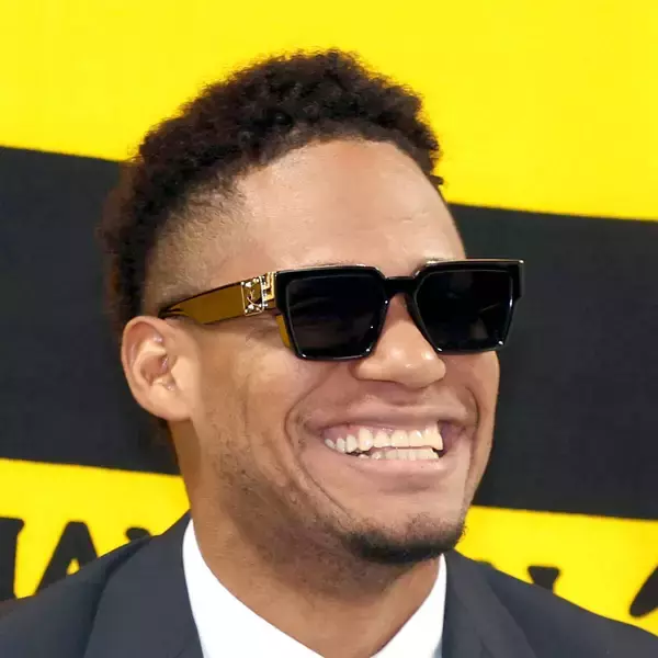 【阪神】“魔球使い”の新助っ人が入団会見、ド派手サングラスでクールに登場「オハヨウゴザイマス」