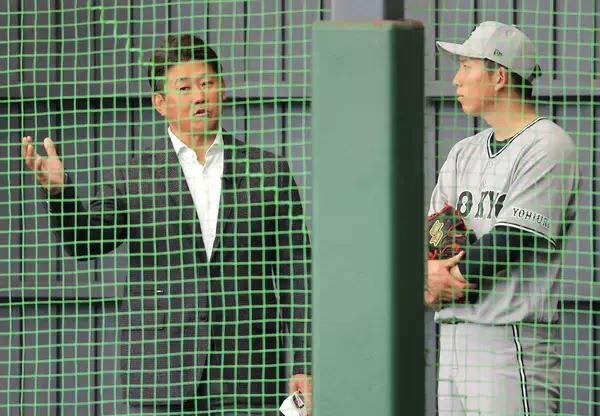 【巨人】戸郷翔征、キャンプ視察の松坂大輔氏とブルペンで約１０分の会話　過去には変化球アドバイスも　