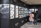 「阪神競馬場で記念展示「ＴＨＥ　ＪＯＣＫＥＹ～武豊が魅せた４０年～」がスタート　さっそく人だかり」の画像1