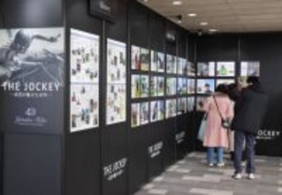 阪神競馬場で記念展示「ＴＨＥ　ＪＯＣＫＥＹ～武豊が魅せた４０年～」がスタート　さっそく人だかり