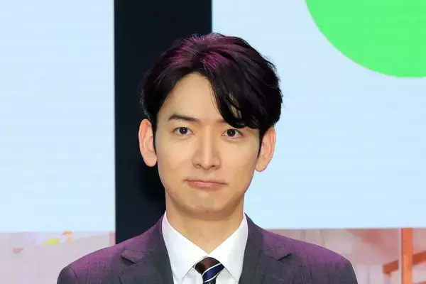 「フジ生田竜聖アナウンサー、１６年目”開幕”ショットは桜の木から「ひょっこり」姿！「キョトン顔可愛い」「最高」」の画像