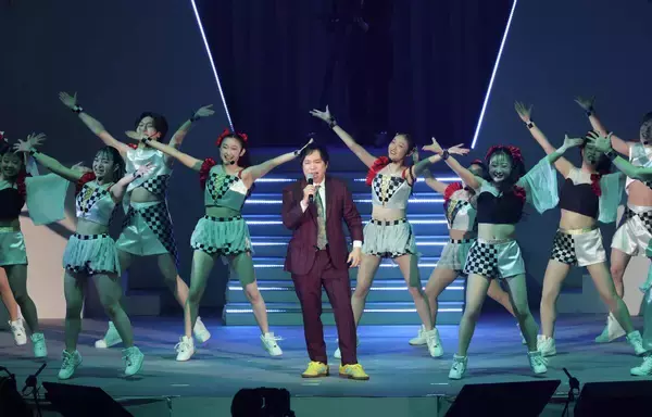 「霜降り明星・せいや「みんなの声援がすごい」母校・近大で「ＫＩＮＤＡＩ　ＷＥＬＣＯＭＥＳ」とスペシャルコラボ　つんく♂特別アレンジバージョンを熱唱」の画像