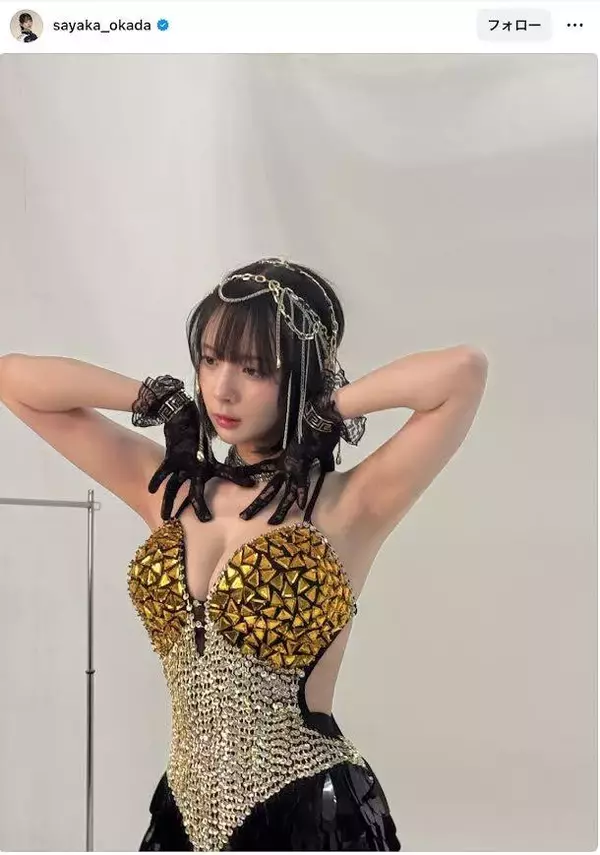 岡田紗佳「次の日普通に筋肉痛になった」撮影ショット「脚を顔の横に」ポーズも「どうなってんの？」