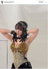 まるで“クレオパトラ”な岡田紗佳、ゴールド衣装で「脚を顔の横に」撮影姿にくぎ付け「どうなってんの？」