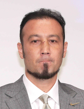 【Ｗ杯】闘莉王氏、お祈りポーズで勝利を懇願！　前半をリードで終えニコニコ笑顔「そのまま行ってください！」