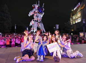 ９年間ありがとう！　ＬＩＮＫＬ　ＰＬＡＮＥＴがファンとお台場「実物大ユニコーンガンダム立像」にお別れ