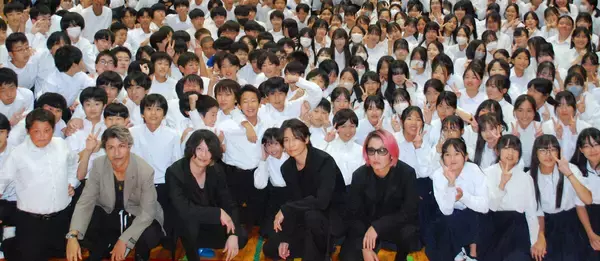 ［Ａｌｅｘａｎｄｒｏｓ］　母校でのイベントにサプライズ登場！　生徒の将来に「『正論』は『正解』じゃない」　恋愛相談にも回答