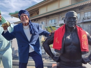 “インドの狂虎”タイガー・ジェット・シン、“宿命のライバル”アントニオ猪木さん「墓参り」…サーベルで銅像を突き刺し「猪木を感じている」