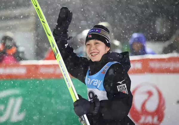 丸山希、凱旋日本シリーズ初戦Ｖに笑顔「すごく楽しみに帰ってきた」　ジャンプＷ杯今季６勝目　