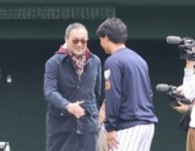 世界の渡辺謙、森下翔太と談笑　大の虎党…侍ジャパン宮崎合宿で夢の共演