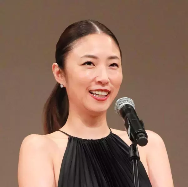 ＭＥＧＵＭＩ「めちゃくちゃかっこよかった」男性と接近ショット！強烈ニット姿「スタイル良すぎ」の声