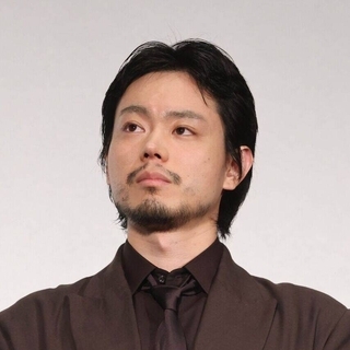 菅田将暉の姿にネット「ちょっと待って」「なんと…」「あまりにも」「うわー」「キリッとして」「妖艶」劇中ショットに反響