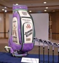 尾崎将司さんのお別れの会　優勝クラブセット、優勝トロフィー、名場面写真、５０００本の花などファン垂涎の豪華な品々も展示