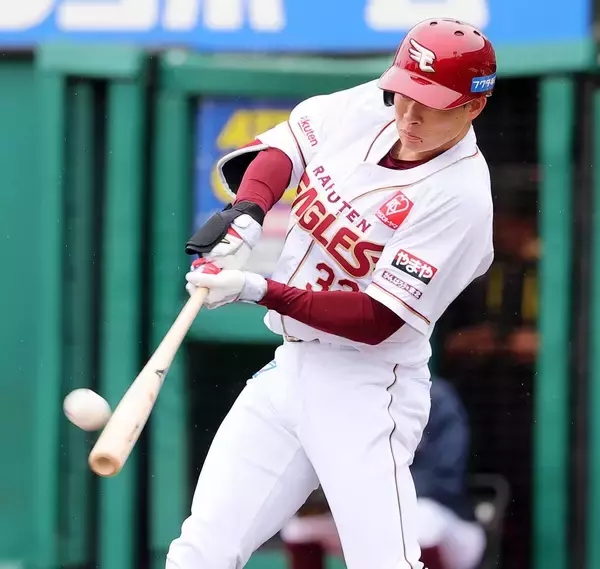 【楽天】“新球場”チーム１号は中島大輔　自身２本目の先頭打者アーチ　「ホームランゾーン」越えて従来のスタンドへ