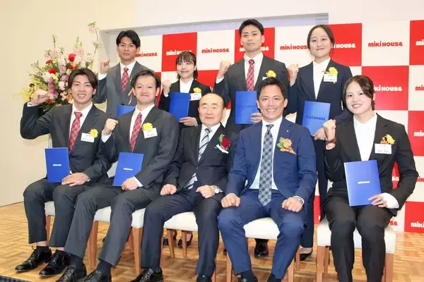 ５月で退任の“太っ腹社長”木村皓一氏が見守る中、ミキハウスで入社式　競泳で２大会五輪出場の池本凪沙は包帯姿で…
