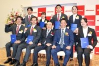 ５月で退任の“太っ腹社長”木村皓一氏が見守る中、ミキハウスで入社式　競泳で２大会五輪出場の池本凪沙は包帯姿で…