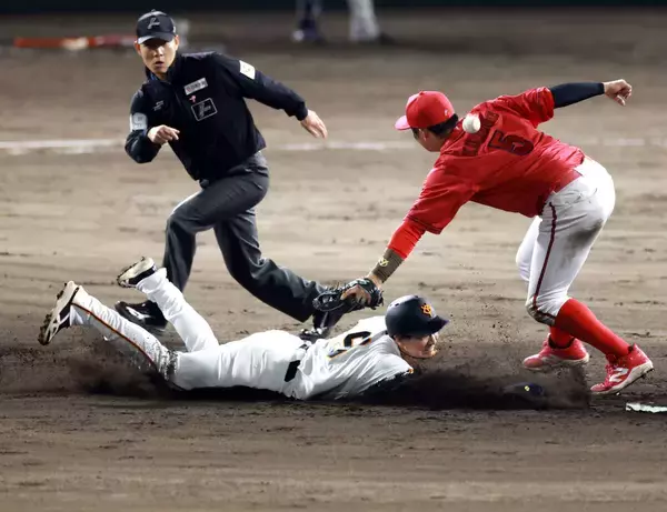 【巨人】松本剛が足で魅せた　代走で盗塁成功　二塁にヘッドスライディング