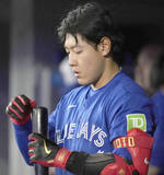 「岡本和真、ヤンキースタジアムでの悲劇　チャンスで凡退、ＡＢＳ失敗、最後の打者…４打数無安打　ブル―ジェイズ指揮官「チャンスはあったが…」」の画像1