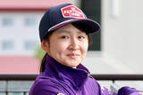 「落馬負傷の古川奈穂騎手が札幌競馬場で元気な姿を見せて無事を報告　「今週は乗る予定です」」の画像1