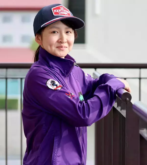 落馬負傷の古川奈穂騎手が札幌競馬場で元気な姿を見せて無事を報告　「今週は乗る予定です」