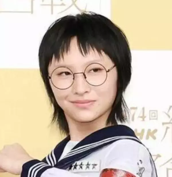 メガネ外して別人！「めっちゃ綺麗」新しい学校のリーダーズＳＵＺＵＫＡ　イメージ激変「分からなかった」