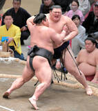 「大の里が２敗目　過去２勝２敗の伯乃富士に金星を許す　天覧相撲の結びは波乱」の画像1