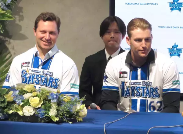 【ＤｅＮＡ】身長２０３センチ…ビッグな新助っ人の“苦悩”　日常生活で「よく頭をぶつける」　入団会見で早速ハプニング