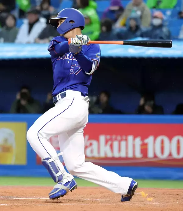 「【中日】岡林の代役のドラフト６位のロマン砲・花田旭がデビュー戦でマルチ安打「気楽にやることが大事」」の画像