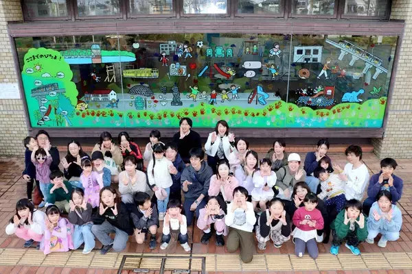 東京都・東大和市役所ロビーの窓に子どもたち２００人と描くガラスアートが誕生