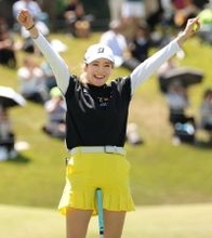 桑木志帆が１年半ぶりのツアー通算４勝目　前半に４つ伸ばしたリード生かし１打差で逃げ切る
